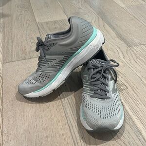 New balance 860 v. 10 (size women’s 8)